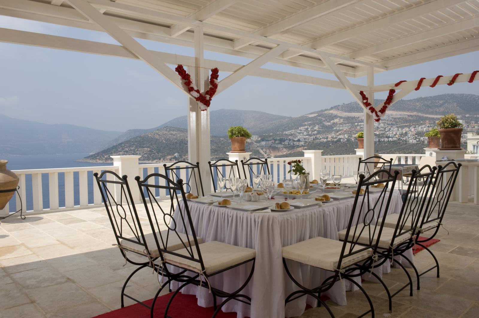 Large dining terrace with seating for 10 